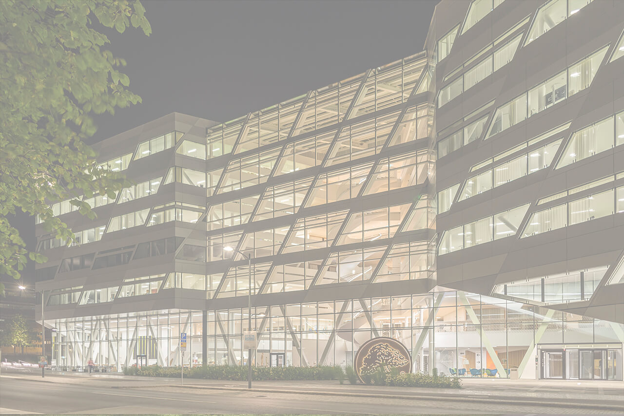 Modern kontorsbyggnad i glas i Solna